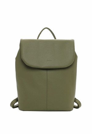 Olijfgroene leren rugzak met een bovenklep, een enkele draaggreep en twee verstelbare schouderbanden.