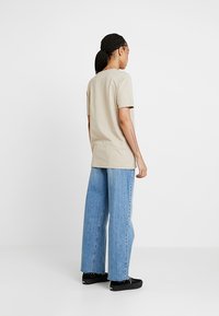 Mister Tee MOTH  - T-shirts print - sand