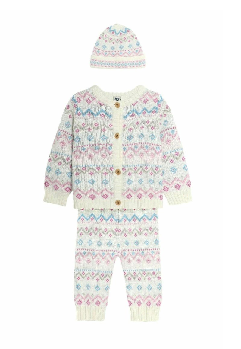 Kootud kolmeosaline komplekt sisaldab kreemikat kardiganit ja pükse roosa ja sinise rombimustriga, pluss vastav müts sarnase disainiga.