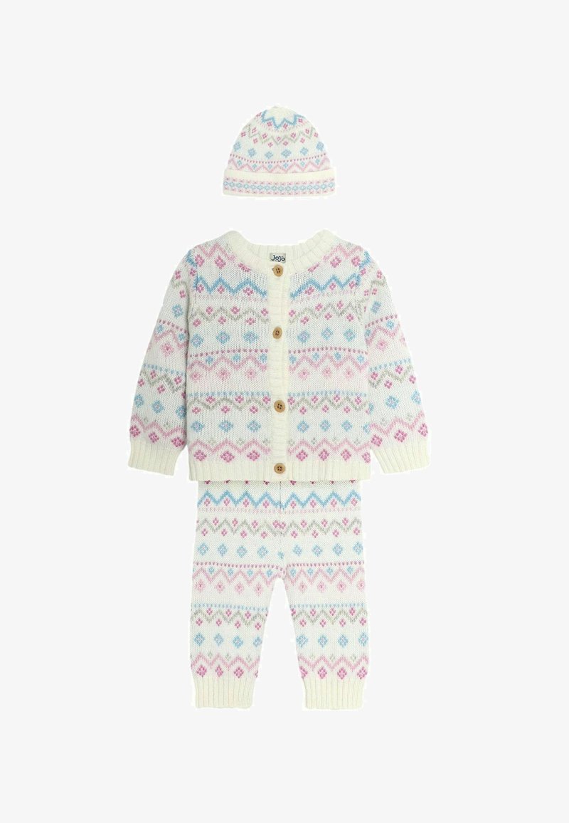 Kootud kolmeosaline komplekt sisaldab kreemikat kardiganit ja pükse roosa ja sinise rombimustriga, pluss vastav müts sarnase disainiga.