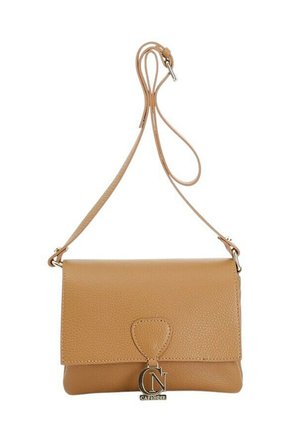 Borsa a tracolla in pelle color cuoio con finitura testurizzata, tracolla regolabile, chiusura con patta e fibbia con logo in metallo argentato sul davanti.