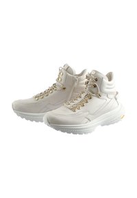 Weiße High-Top-Sneaker mit einer glatten Lederoberfläche, goldenen Hardware-Akzenten und einer dicken weißen Gummisohle. Verfügt über einen seitlichen Reißverschluss und Schnürsenkel.