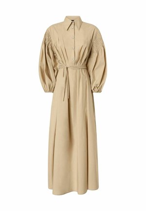 Beige lange jurk met een kraag, knoopsluiting aan de voorkant, pofmouwen met gerimpelde details en een ceintuur om de taille.