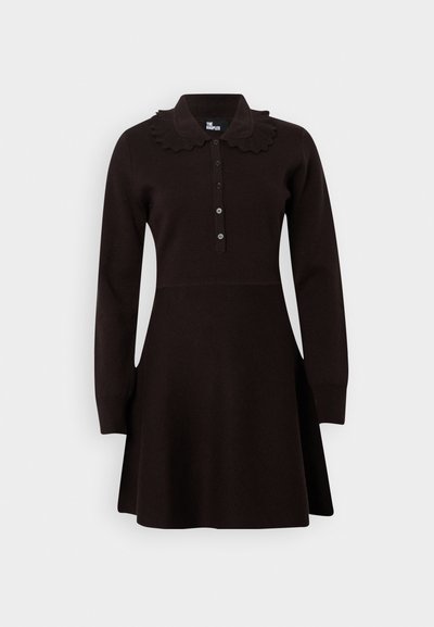 Robe en tricot marron à manches longues, avec un col rabattable et une fermeture à boutons sur le devant. Présente une jupe évasée et un col texturé.