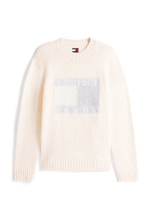 Kremfarget genser laget av mykt, strukturert materiale. Har en lys grå rektangulær logo med teksten "TOMMY JEANS" i fet skrift. Ribbestrikket hals og mansjetter.
