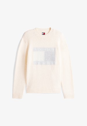 Krém színű pulóver puha, texturált anyagból. Világosszürke, téglalap alakú logófolttal rendelkezik, rajta vastagon "TOMMY JEANS" felirattal. Bordázott nyak- és mandzsettaszegéllyel.