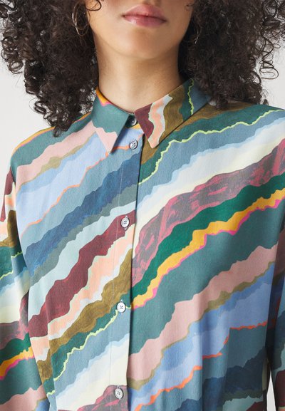 Camicia button-up a fantasia con colletto, caratterizzata da righe ondulate verde, rosa, giallo e marrone su un tessuto leggero.