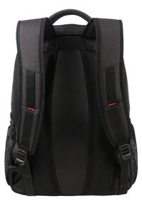 Zaino nero con spallacci e pannello posteriore in rete imbottiti, caratterizzato da un design ergonomico e tasche laterali in rete per il deposito.