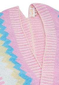 Flerfärgad kofta med ett zigzag-mönster i rosa, blått och gult. Mjuk textur med en bred V-ringning och ribbade kanter.