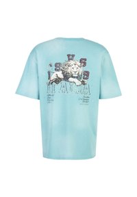 Lichtblauw T-shirt met korte mouwen, featuring een leeuw graphic, de tekst "ITALIA" en een gespetterde textuur op de achterkant. Oversized, casual pasvorm.