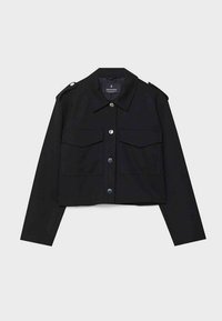 Veste courte noire à manches longues, fermeture à boutons sur le devant, deux poches à rabat sur la poitrine et épaulettes.