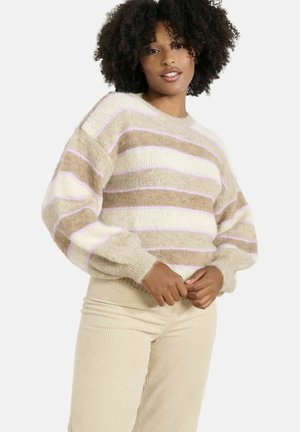 Adīta džemperis ar pelēkām, krēmīgām un gaiši rozā svītrām. Apaļa kakla izgriezums, garas pūka piedurknes un mīksta tekstūra. Kombinēts ar pelēkām akmens auduma biksēm.