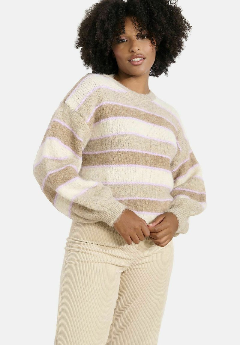 Adīta džemperis ar pelēkām, krēmīgām un gaiši rozā svītrām. Apaļa kakla izgriezums, garas pūka piedurknes un mīksta tekstūra. Kombinēts ar pelēkām akmens auduma biksēm.