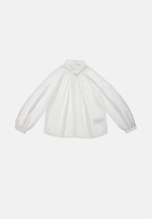 Blouse blanche en tissu léger, avec un col montant, de longues manches bouffantes et des plis subtils à l'avant.