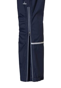 Marine waterdichte broek heeft een rits over de volle lengte, reflecterende accenten, twee zijzakken en een relaxte pasvorm. Gemaakt van duurzaam materiaal.