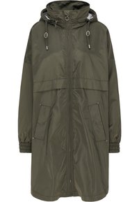 Chaqueta impermeable con capucha color verde oliva, con cremallera, puños elásticos, dos bolsillos delanteros y textura lisa y brillante. Cordones ajustables en la capucha.