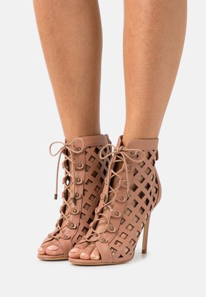 Guess, Bottines à talons hauts - cognac
