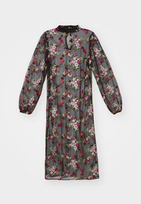 Vestido preto transparente com mangas longas e bufantes, apresentando bordados florais coloridos em rosa, vermelho e verde sobre um tecido texturizado. Detalhe de decote em forma de olho-chave.