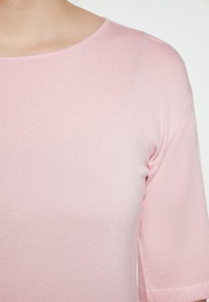 Roze top met korte mouwen van ribstof. Heeft een ronde halslijn en een gladde textuur, geschikt voor casual draagstijl.