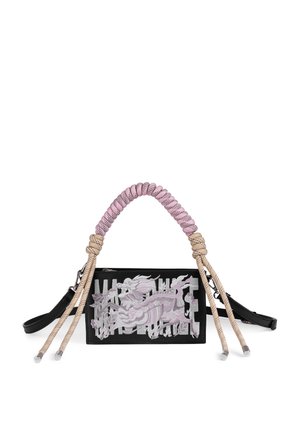 Zwarte handtas met geborduurde roze en witte draak, met een roze gedraaide touwhengsel en beige touwkwastjes op een witte achtergrond.