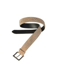 Cinturón de ante beige con adornos de rhinestones plateados en un patrón ondulado. Presenta una hebilla de metal cuadrada y un forro interior negro.