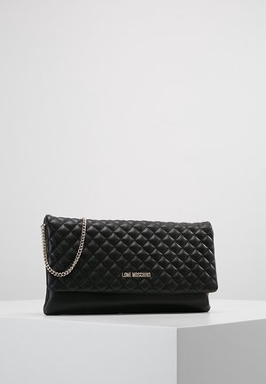 Czarna pikowana skórzana kopertówka z srebrnym łańcuszkiem i logo "LOVE MOSCHINO" z przodu, prezentowana na białym piedestale na jednolitym tle.