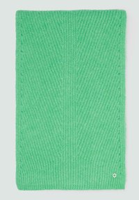 Couverture tricotée en vert vif avec une texture côtelée et un motif diagonal. Comprend un petit accent métallisé près du coin inférieur droit.