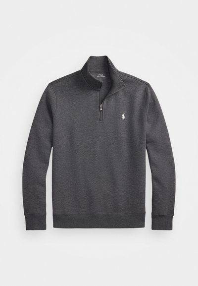 Grijze katoenmix pullover met een hals met halve rits, geribbelde mouwen en een klein wit logo op de linkerborst. Glad textuur.