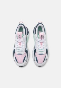 Białe i granatowe trampki z różowymi i miętowymi akcentami. Wykonane z siateczki i materiałów syntetycznych, z zaokrąglonym noskiem i teksturowaną podeszwą. Wyściełany kołnierz i język.