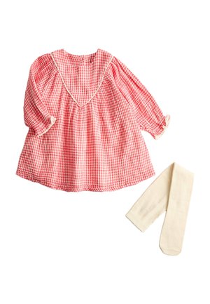 Langærmet lyserød og hvid ternet kjole til småbørn med blonderkant og et par hvide strømpebukser på hvid baggrund.