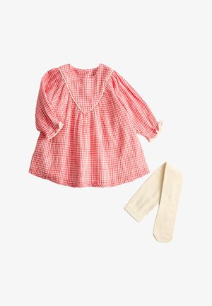 Langærmet lyserød og hvid ternet kjole til småbørn med blonderkant og et par hvide strømpebukser på hvid baggrund.