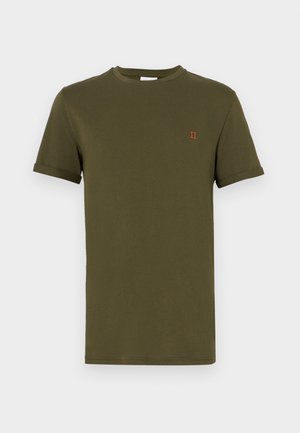 Olivová bavlnená tričko s krátkymi rukávmi, okrúhlym výstrihom a malým oranžovým vyšívaným detailom "II" na hrudi. Hladká textúra, základný dizajn.