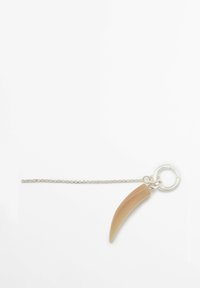 Ciondolo curvo di colore crema che assomiglia a un artiglio, attaccato a una catena e a un anello in argento. Texture liscia con una finitura lucida.
