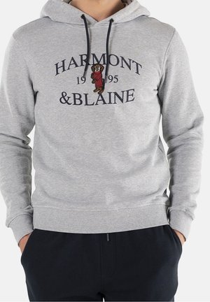 Szara bluza z kapturem z napisem "Harmont & Blaine 1995" oraz małym jamnikiem w czerwonym sweterku wyszytym na piersi.