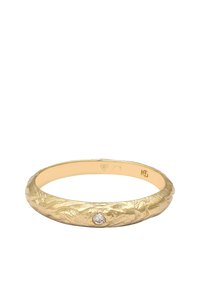 Guldring med texturerad yta, prydd med en liten klar ädelsten. Slät insida, rund form och bredd som är lämplig för att stapla.