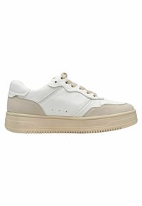 Sneakers bianchi in pelle con accenti in suede beige, punta rotonda, colletto imbottito e suola in gomma chiara. Presentano lacci e dettagli perforati.