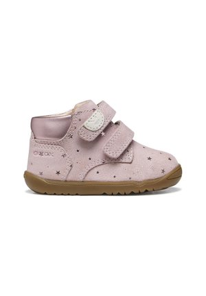 Chaussure rose pour tout-petit avec deux bandes velcro, motif étoile, semelle souple et col rembourré à la cheville, conçue pour un enfilage facile et le confort.
