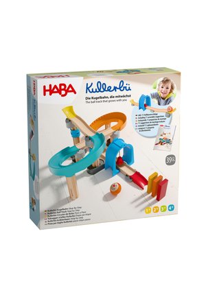 Houten ballenbaan speelgoed voor kinderen met kleurrijke lusvormige banen, een beltrein, houten blokken en een glimlachende bal, geschikt voor leeftijden 1 tot 4 jaar en ouder.