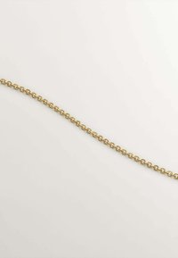 Collar de cadena de oro con eslabones ovalados, un acabado suave y brillante, y un diseño ligero. Adecuado para llevar en capas o de forma independiente.