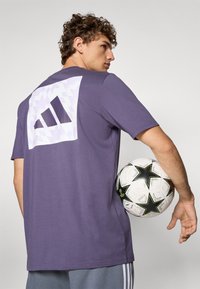 adidas Performance MANCHESTER UNITED SEASONAL GRAPHIC TEE - Marškinėliai su spaudiniu - trace purple