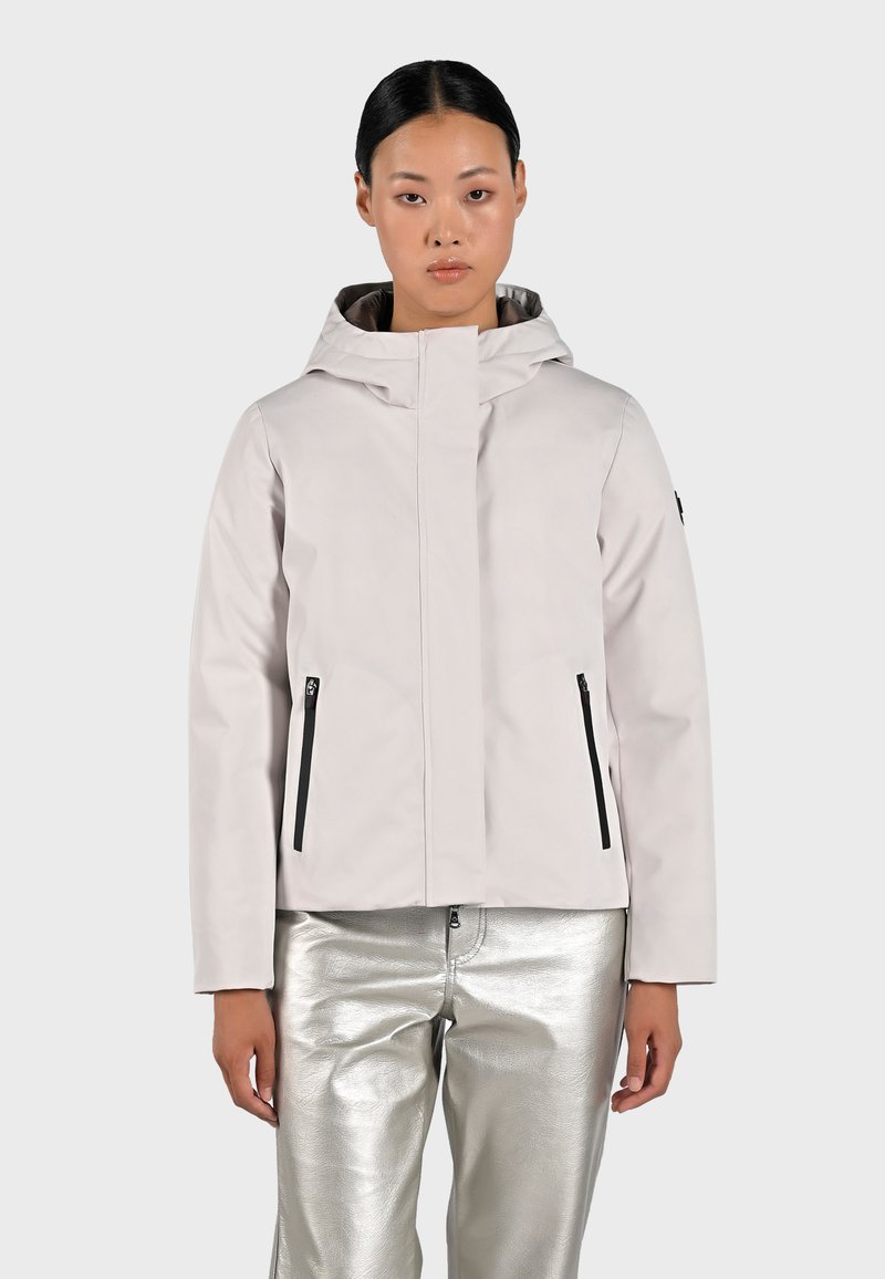 Jasnoszara kurtka z kapturem, z zamek błyskawicznym z przodu, dwoma bocznymi kieszeniami i czarnymi akcentami zamka. Gładki, wodoodporny materiał.