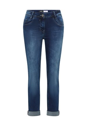 Jean en denim bleu foncé avec des ourlets roulés, fermeture à bouton et à glissière à l'avant, deux poches avant, et étiquette indiquant "Cecil" au niveau de la taille.