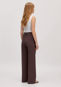 Wijduitlopende broek in donkerbruin stof met een gladde textuur, met een hoge taille, achterzakken en een rechte silhoët.
