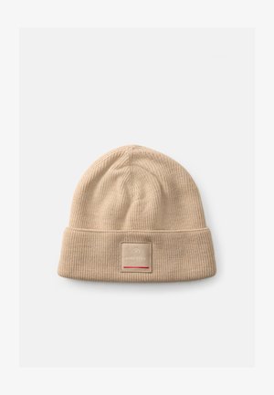 Beżowa dziana czapka z zakładanym brzegiem, z kwadratową naszywką z napisem "FIRE+ICE" i czerwoną linią akcentującą. Miękka tekstura i prosty design.