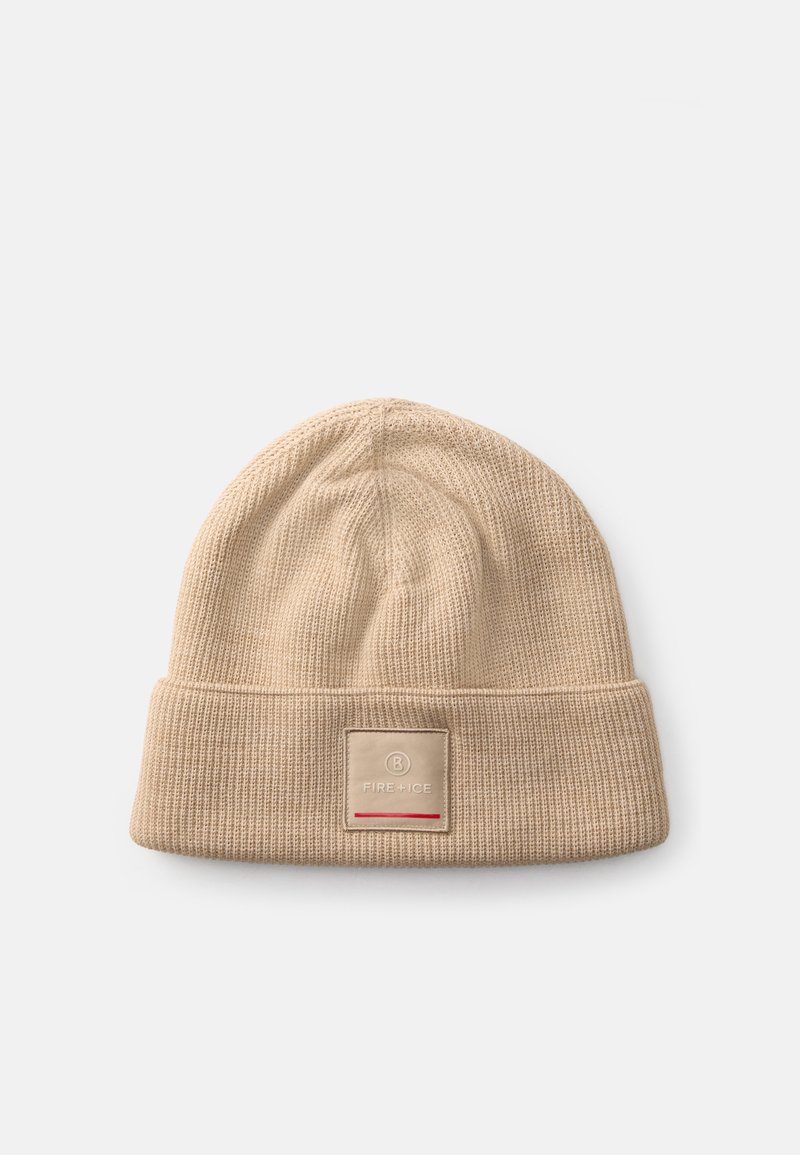 Gorro de punto beige con dobladillo, que presenta un parche cuadrado etiquetado "FIRE+ICE" y una línea de acento roja. Textura suave y diseño sencillo.