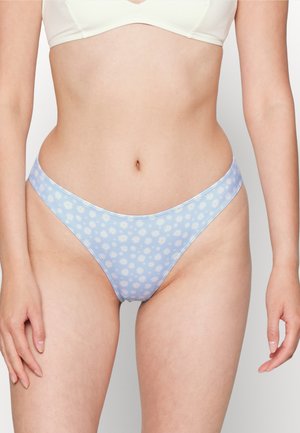 Cinta de tanga azul claro com padrão floral, feita de tecido macio. Apresenta uma cintura fina e um design de cobertura mínima.