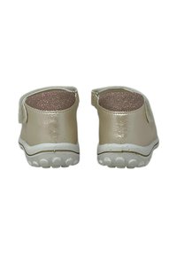 Scarpe per bambini metalliche dorate con finitura testurizzata, cinturino elastico sul retro e suola in gomma bianca con impugnature arrotondate.