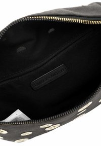 Bustina nera con cerniera, esterno liscio, con dettagli a bottone metallici e interno testurizzato. Etichetta con la scritta "EMILY & NOAH".