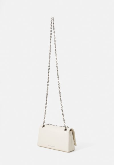 Borsa a mano in pelle bianca con una forma strutturata, dotata di una tracolla in catena argentata e una finitura lucida con un logo sul fronte.