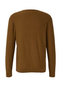 Bruine trui met lange mouwen, een ronde hals, een gladde textuur en een rechte snit. Kenmerkt zich door een eenvoudig, effen ontwerp zonder patronen of accenten.